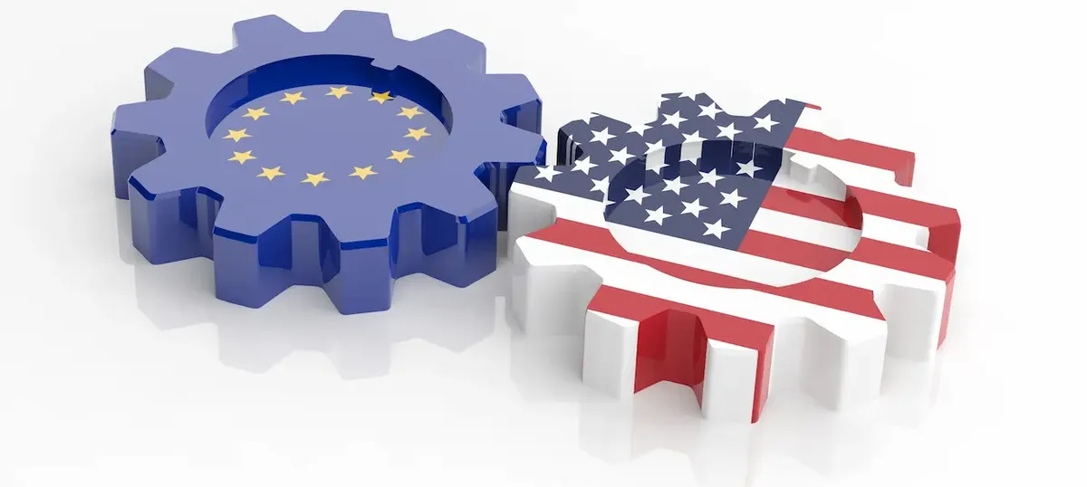 Due ingranaggi con bandiere UE e USA, simbolo della collaborazione per l'esportazione di macchinari e beni industriali