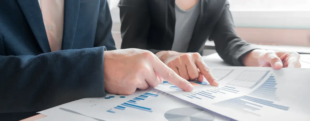Professionisti che studiano trend di investimento e prodotti