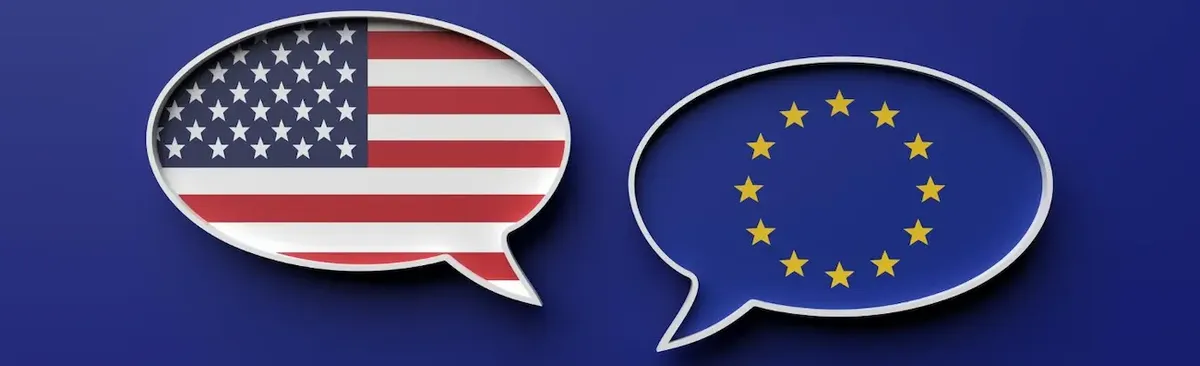 Sagome stilizzate con bandiere di Stati Uniti e Unione Europea su sfondo blu, simboleggianti la comunicazione transatlantica