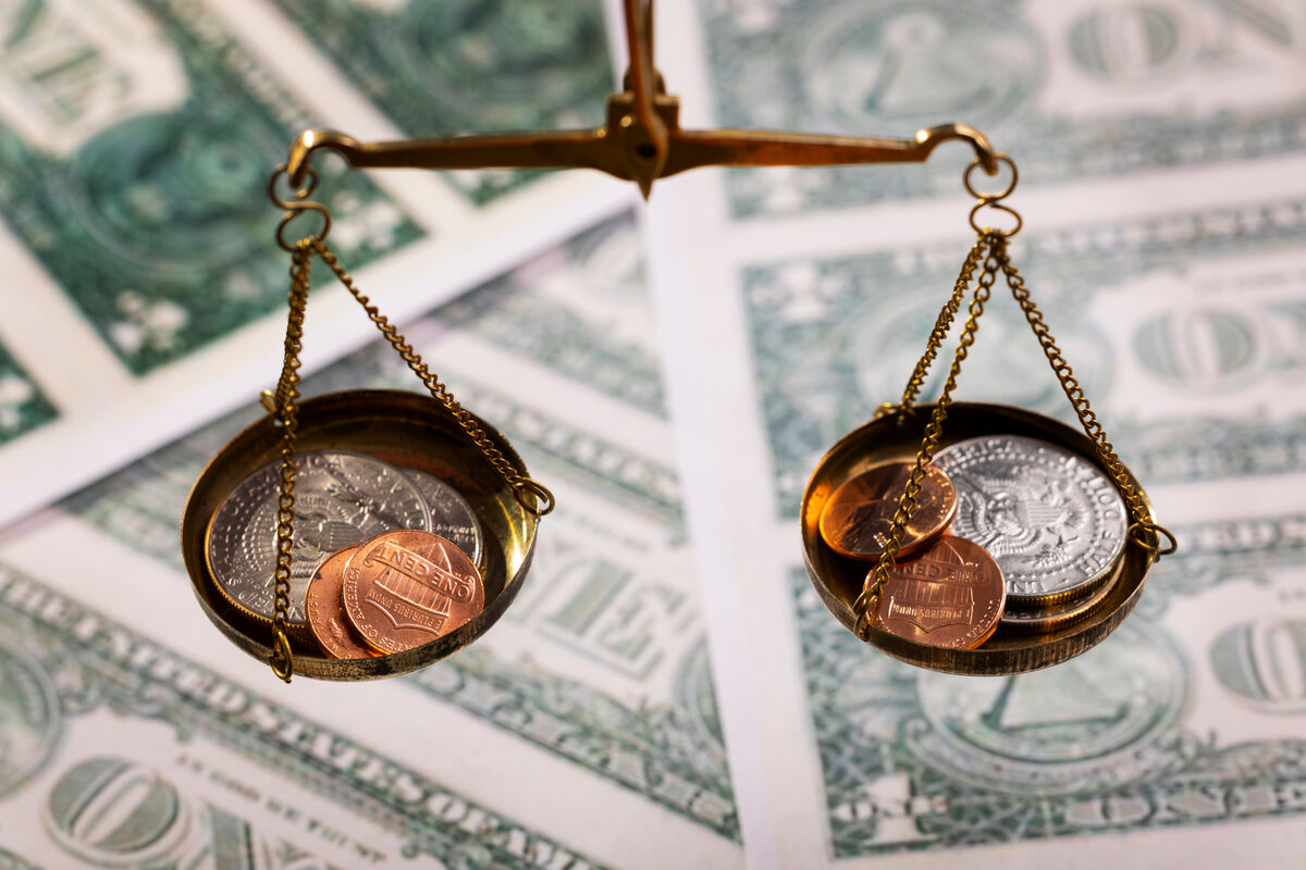 Bilancia con monete e banconote: rappresentazione del calcolo e dell'equilibrio fiscale nelle stock option.