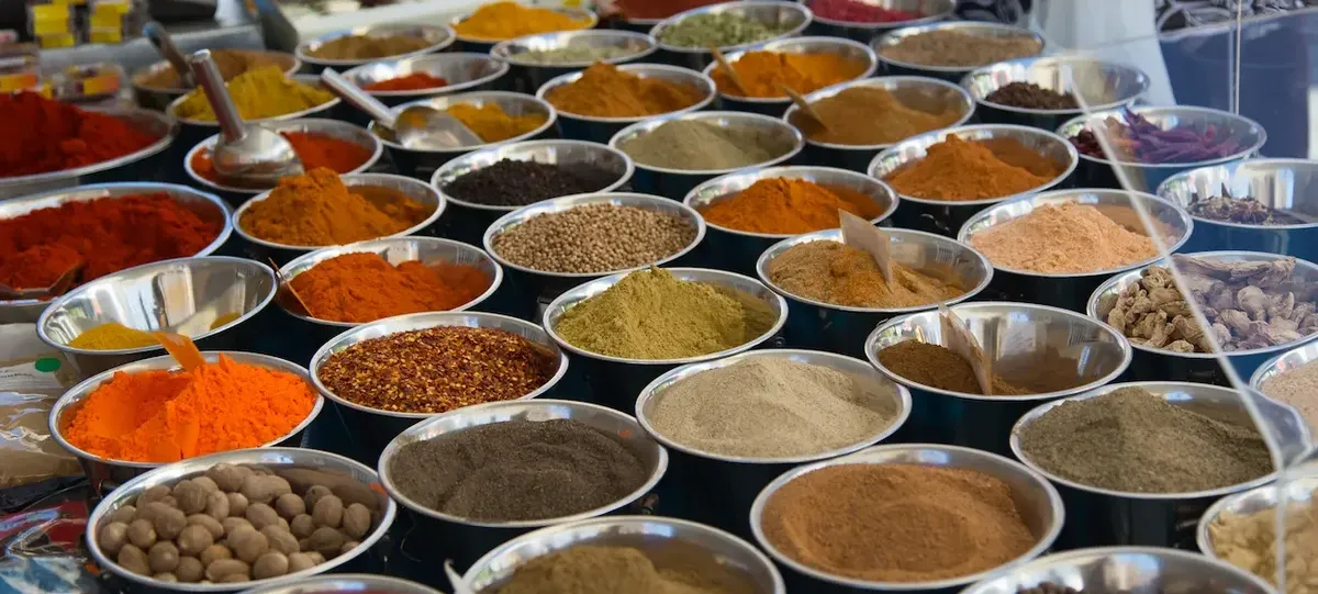Varia selezione di spezie colorate, suggerendo la provenienza alimentare