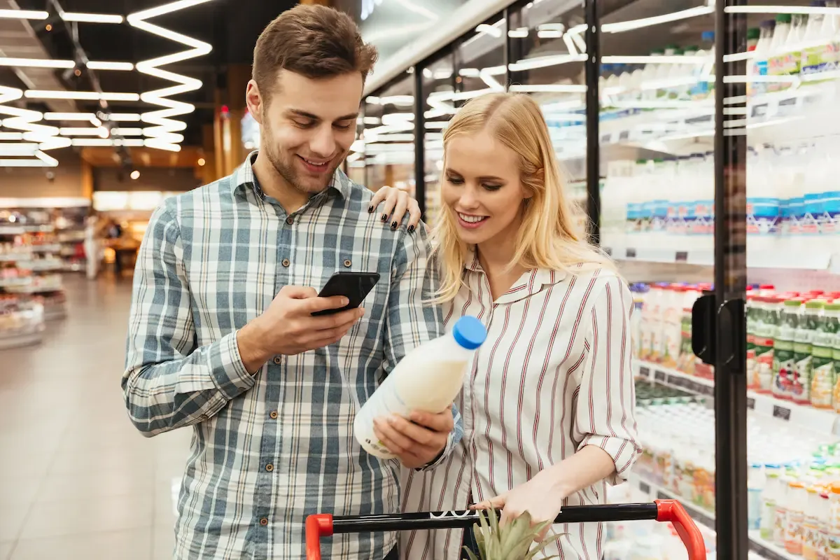 Coppia fa acquisti in un supermercato americano