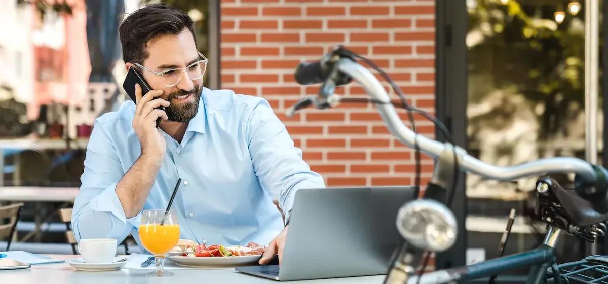 Cliente che interagisce digitalmente da un ristorante, enfatizzando l'importanza del customer service online in America