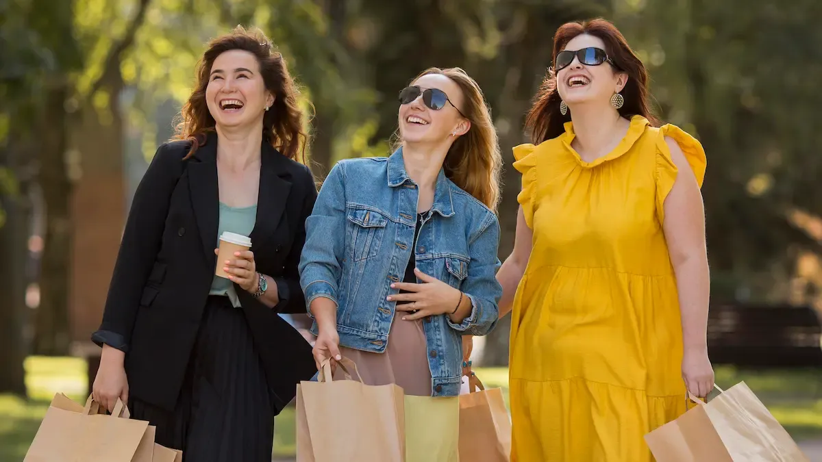 Giovani adulti della generazione Y fanno shopping negli Stati Uniti
