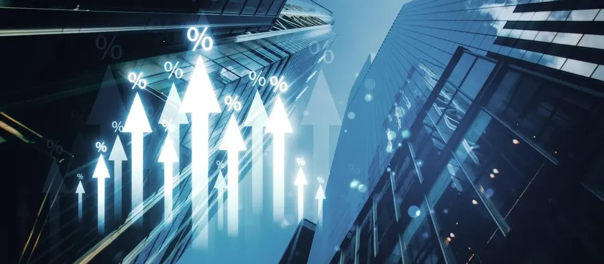 Grattacieli moderni con frecce e simboli di percentuale in ascesa, che rappresentano la crescita economica e finanziaria