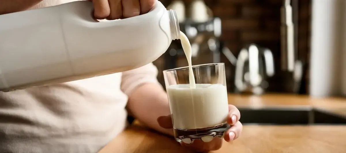 Scena domestica di preparazione del latte, rappresentazione delle nuove abitudini di consumo in crescita tra i Millennials