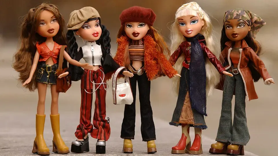 Bambole Bratz in vari outfit che rappresentano lo stile iconico della moda anni 2000