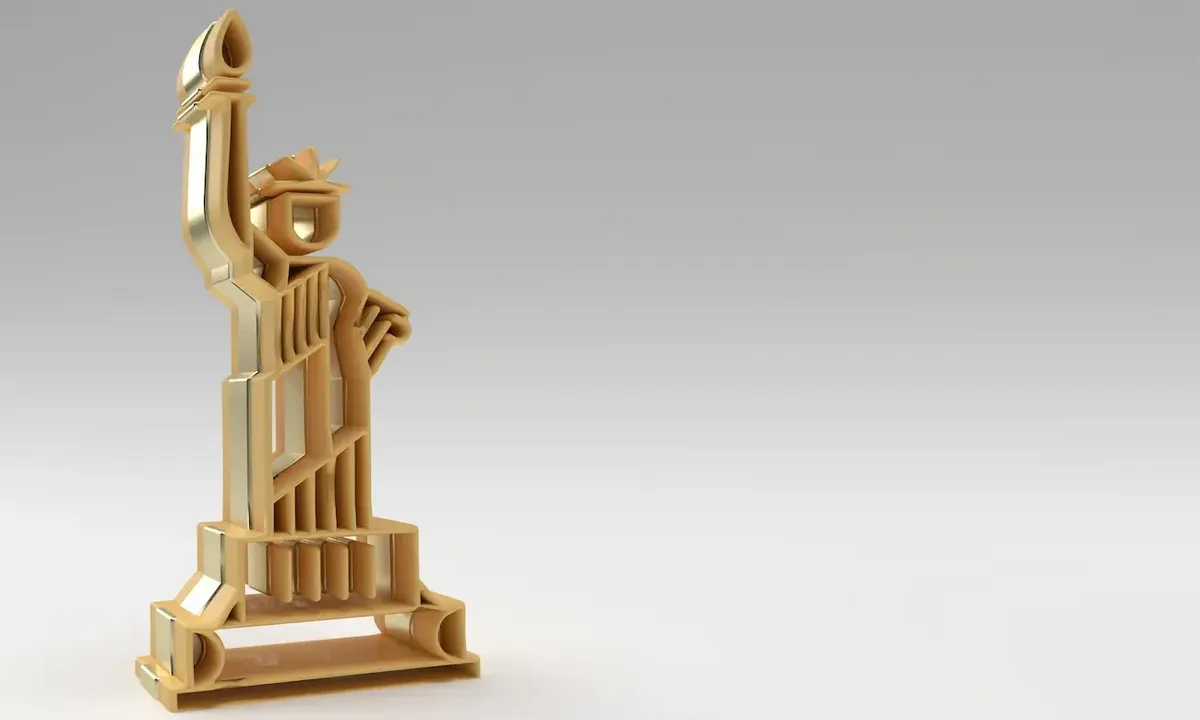 Statua della Libertà dorata 3D su sfondo chiaro, simbolo di New York e opportunità di ripresa