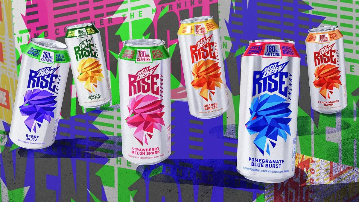 Varie lattine colorate di MTN DEW RISE ENERGY con dettagli su caffeina e benefici, rappresentanti la nuova bevanda funzionale di PepsiCo