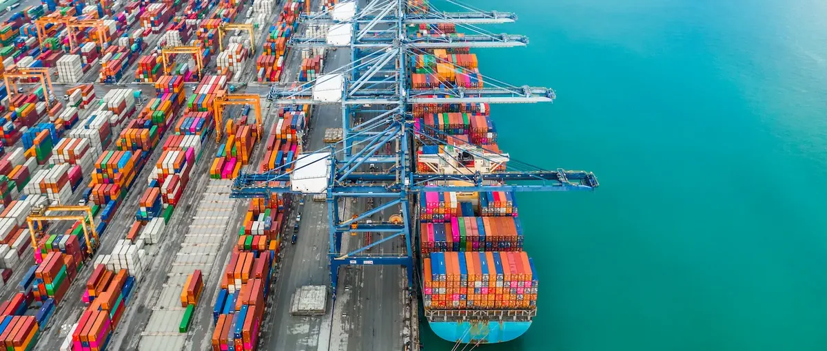 Porto internazionale con navi e gru, rappresentazione dell'incremento delle importazioni e del commercio globale USA