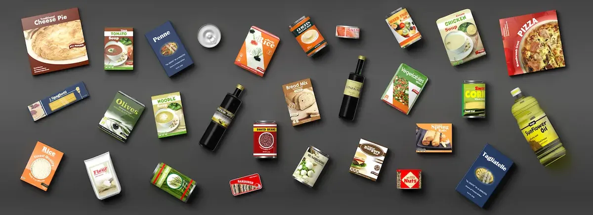 Vista dall'alto di un assortimento di prodotti alimentari confezionati, a rappresentare il mercato e le etichette dei cibi in America