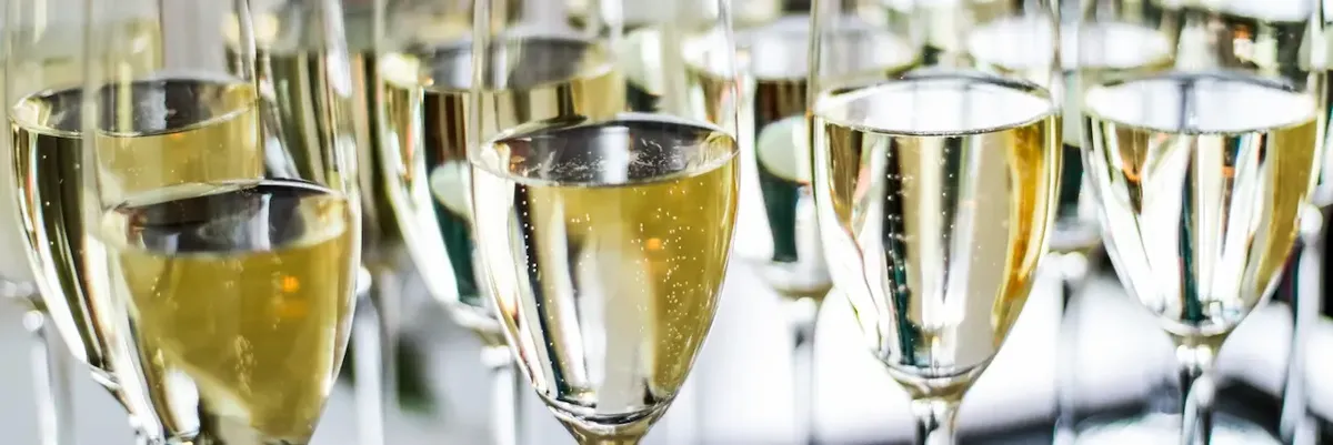 Brindisi elegante con spumante italiano, rappresentazione della crescente popolarità del prosecco nel mercato americano