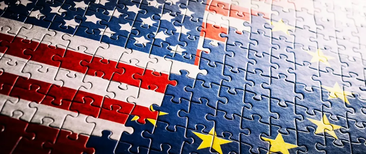 Puzzle con bandiere di Stati Uniti e Unione Europea, simboleggiante le relazioni economiche e le dinamiche del cambio dollaro/euro