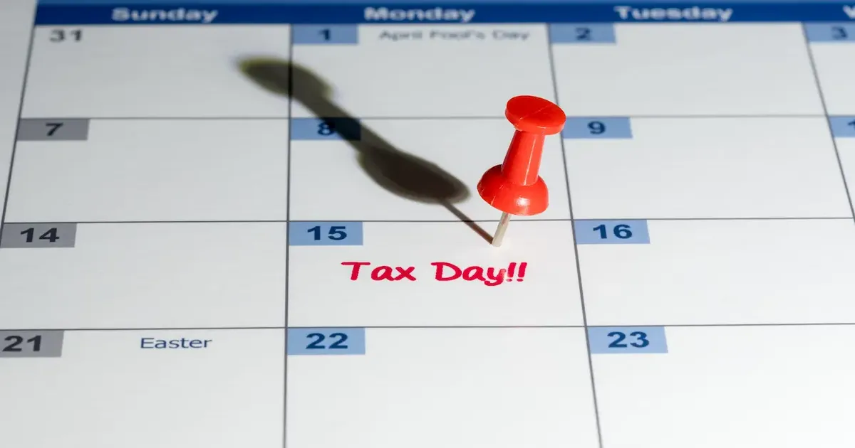 Una puntina rossa su un calendario che indica "Tax Day!!" il 15 aprile, simboleggiando le scadenze fiscali negli Stati Uniti per il 2021