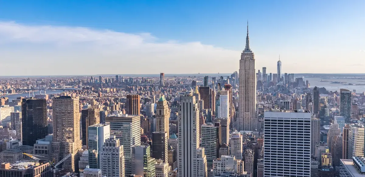  Skyline di New York con l'Empire State Building, simbolo di ripresa economica e opportunità di mercato negli Stati Uniti