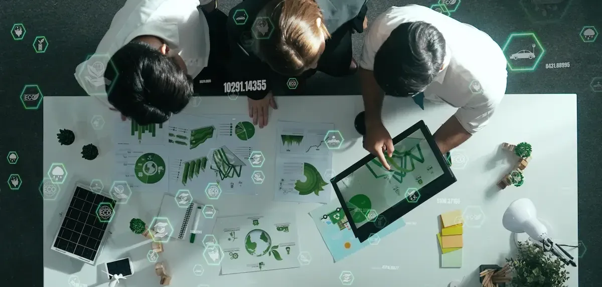 Team di professionisti collabora in un moderno ufficio, rappresentando l'innovazione e la crescita delle startup tecnologiche