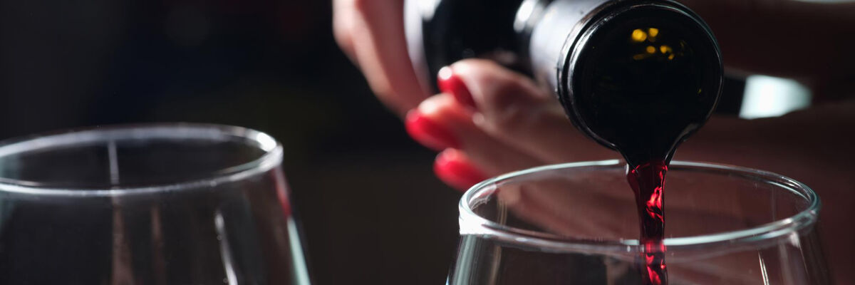Vino rosso di qualità versato in un calice, rappresentante il fiorente mercato del vino italiano negli Stati Uniti.