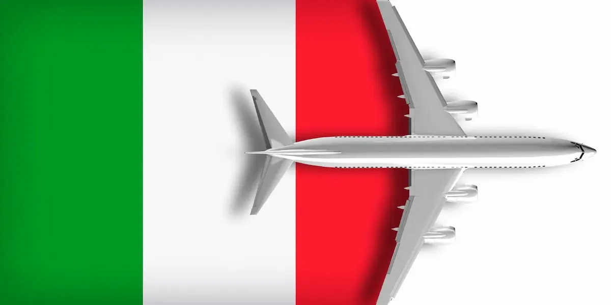 Aereo a fusoliera larga che vola sopra la bandiera italiana, a rappresentare il collegamento tra Italia e USA