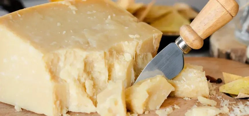 Dati sul mercato dei formaggi negli USA: crescita del consumo, preferenza per i prodotti italiani e correlazione con reddito e livello di istruzione.