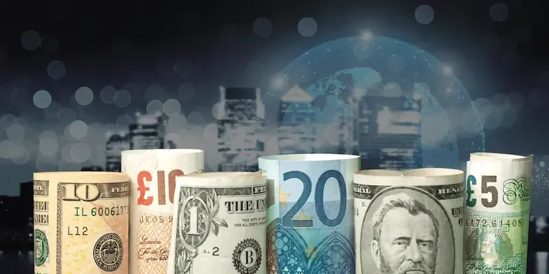 Analisi macroeconomica sul tasso di cambio tra Lira, Euro e Dollaro, con focus sulla crisi dello spread del 2011 e le politiche della BCE.