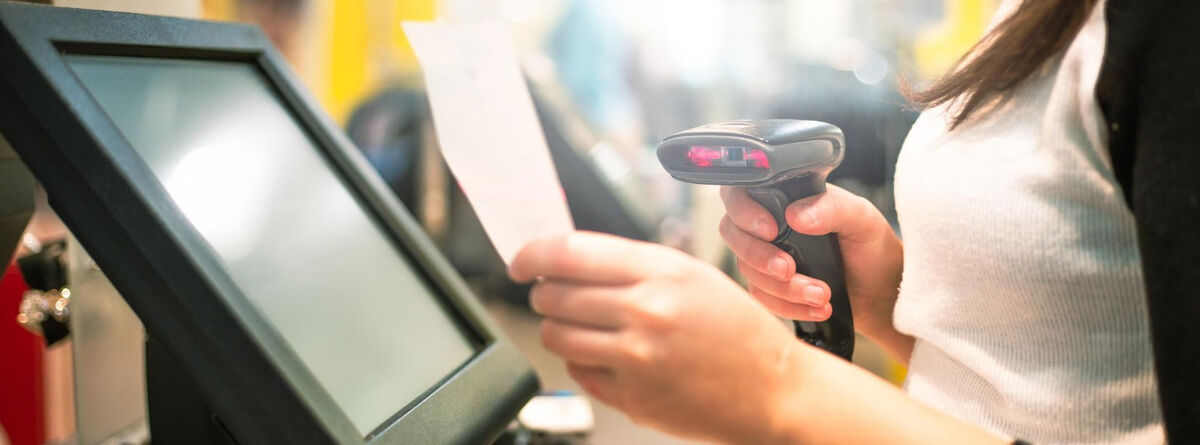 Scansione di un prodotto in un supermercato americano con un codice a barre invisibile, che simboleggia una tecnologia all'avanguardia