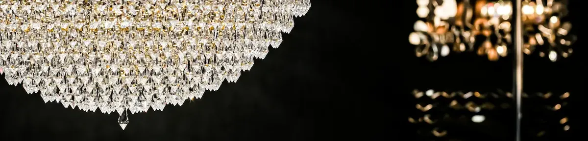 Lampadario di cristallo di lusso che simboleggia l'illuminazione di design e la sua importanza nel mercato di alta gamma