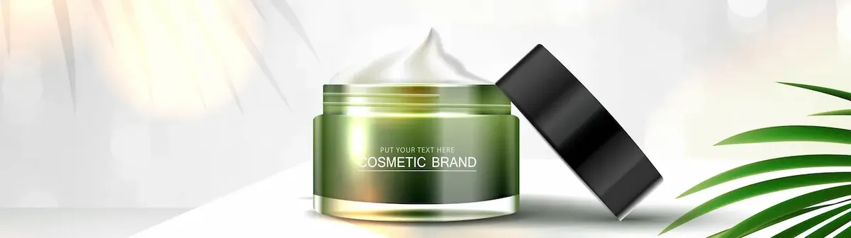 contenitore cosmetico in vetro con crema bianca e foglie verdi, che rappresenta un prodotto di bellezza di lusso naturale per l'esportazione.