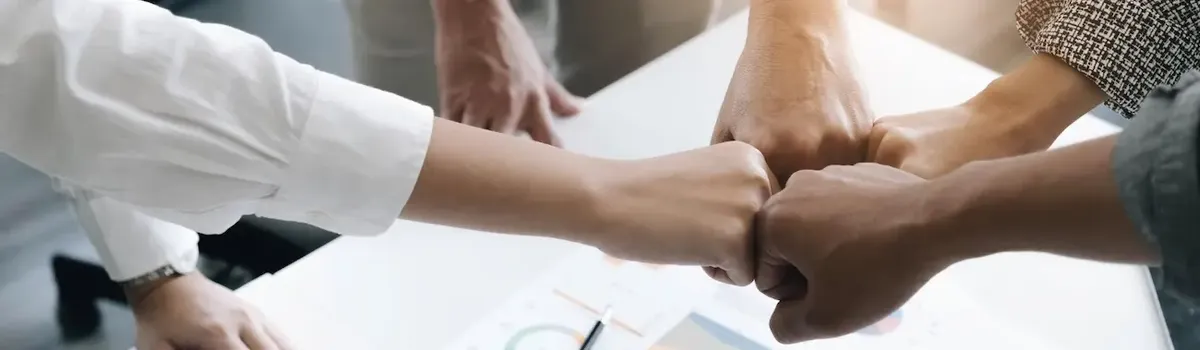 Mani che contribuiscono al crowdfunding di un progetto, a simboleggiare l'investimento della comunità