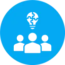 Icona: tre persone stilizzate con una lampadina sopra, che rappresenta il finanziamento collettivo di progetti 