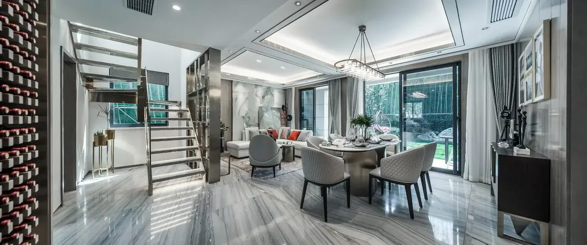 Interno di design con pavimentazione in gres porcellanato italiano, che simboleggia il successo di un'azienda del Made in Italy nel mercato americano