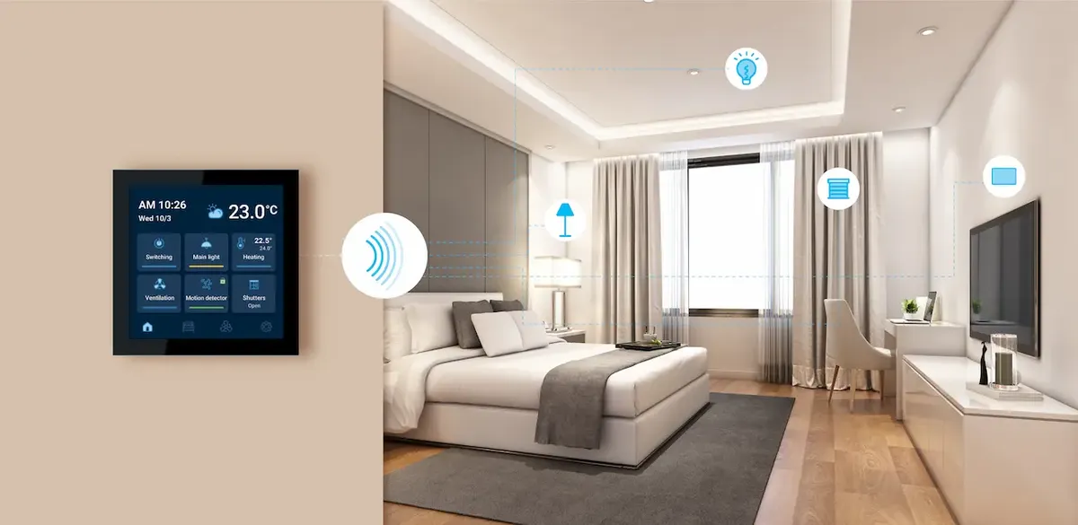 Pannello di controllo domotica su parete in una camera da letto moderna, con linee che mostrano il controllo di luci e tapparelle, per il mercato Smart Home in USA.