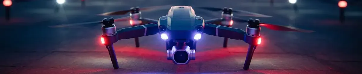 Drone quadricottero di ultima generazione con luci LED rosse e bianche, che simboleggia l'innovazione tecnologica e le riprese aeree