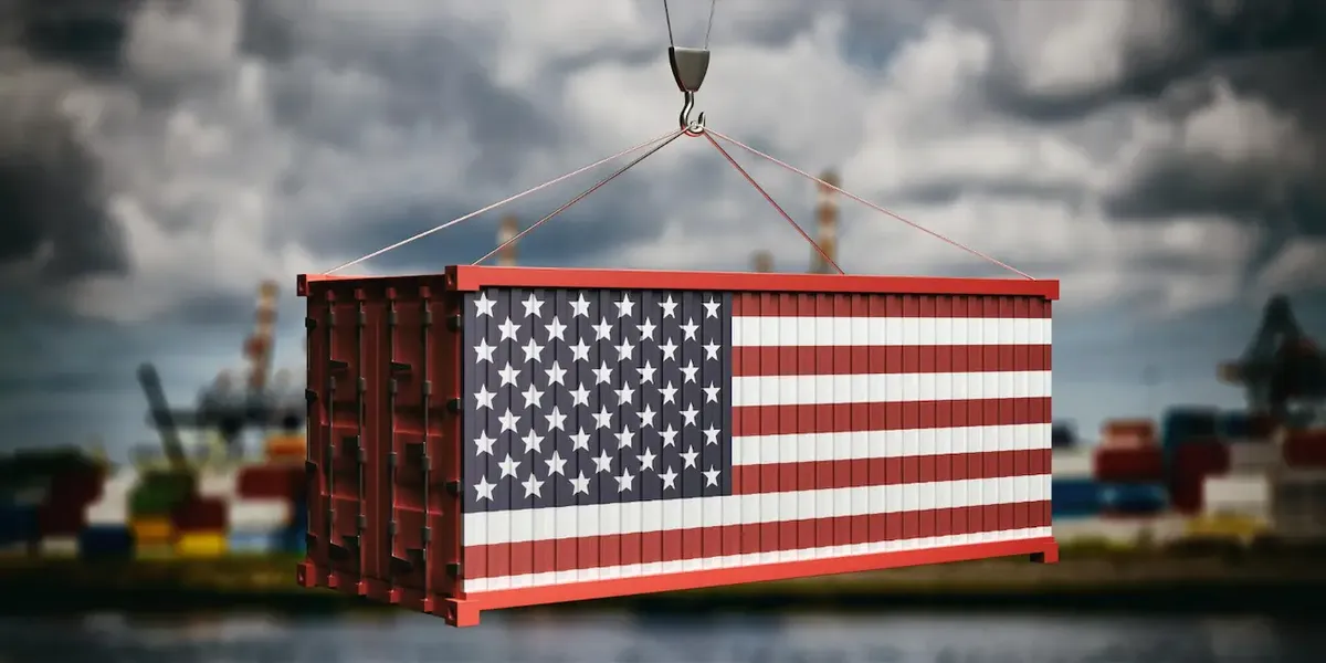 Container con bandiera USA sollevato in porto, simboleggia esportazioni americane