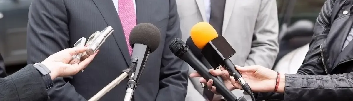 persone con in mano un microfono, a simboleggiare l'intervista di Lucio Miranda su Sky TV