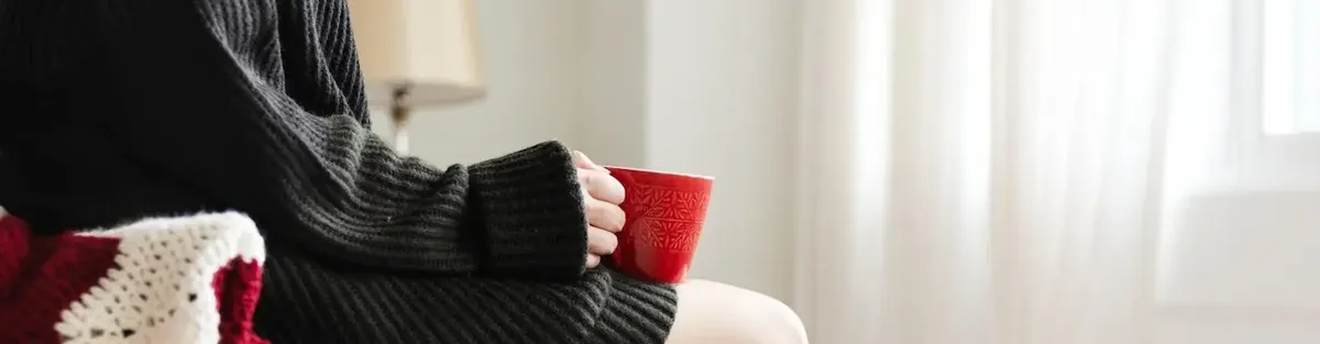 Donna in completo intimo confortevole in un ambiente rilassante, che simboleggia le nuove tendenze del mercato USA