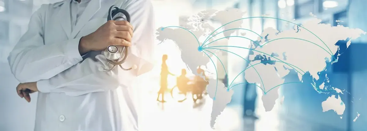 Medico con mappa del mondo che mostra le connessioni e gli scambi globali tra America e Asia nel settore dei dispositivi medicali