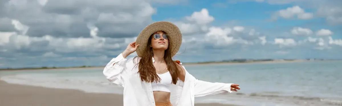 Donna con in desso un costume da bagno italiano al mare, che simboleggia l'esportazione di moda mare negli Stati Uniti
