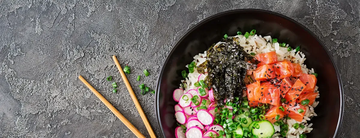 Un Poke Bowl colorato e salutare, che simboleggia l'ascesa dei cibi sani nel mercato alimentare americano