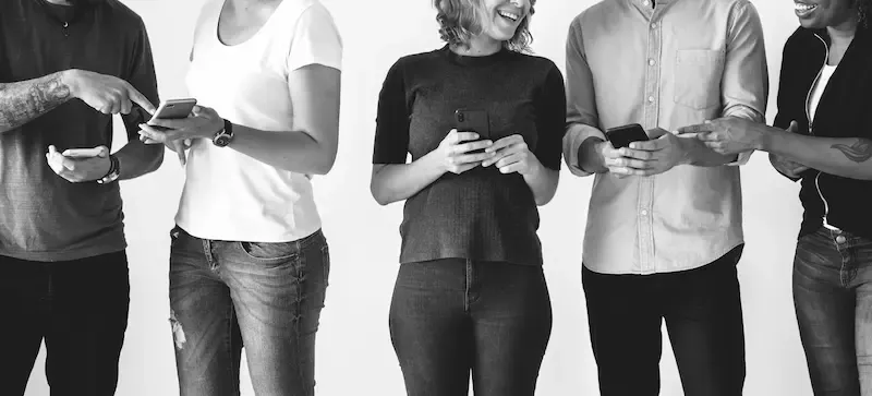 Analisi del marketing virale su Foursquare: come le imprese utilizzano geolocalizzazione, sconti e feedback per attrarre clienti a New York.