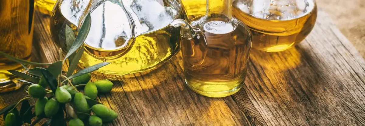 Bottiglie di olio d'oliva di alta qualità, che simboleggiano le specialità alimentari italiane per l'export negli Stati Uniti