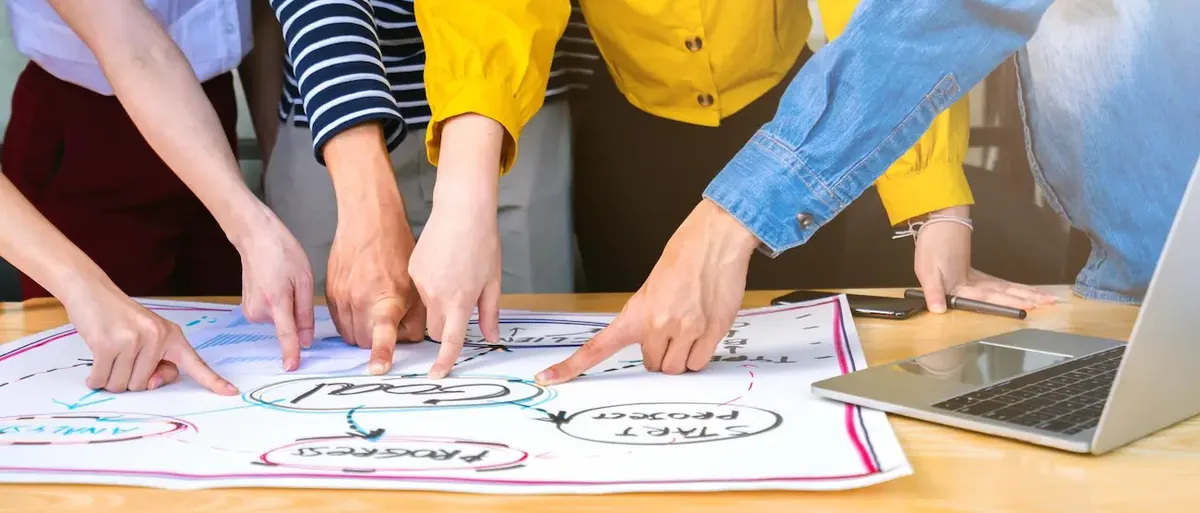 Giovani imprenditori che discutono un'idea di business in un ufficio, simboleggiando la nascita di una startup in America