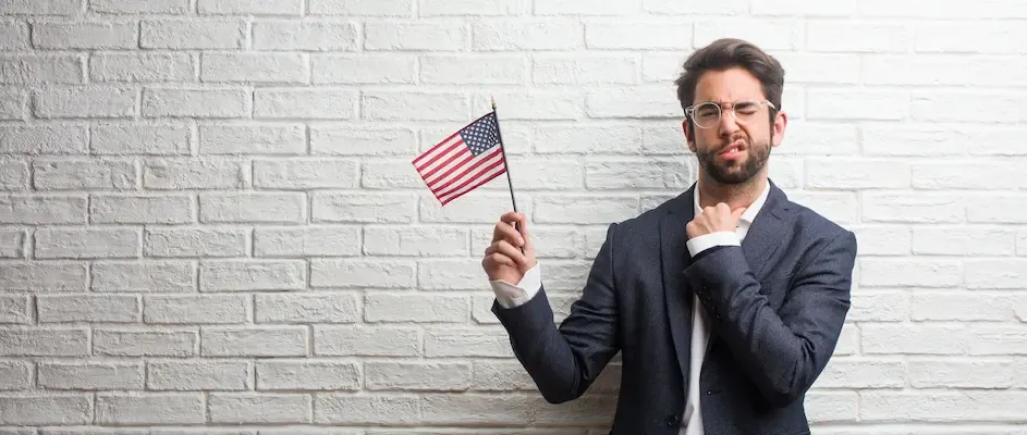 Spiegazione su come vengono gestite autenticazioni e trasferimenti di proprietà negli USA senza la figura del notaio, utilizzando avvocati e conti escrow.