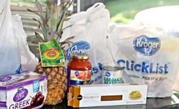 Kroger CheckList - Pick Up in macchina e staff addetto alla consegna della spesa I supermercati in America offrono servizi di ritiro della spesa con postazioni e ritiro in auto