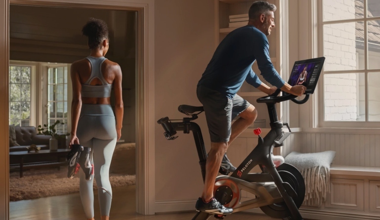 Peloton crea una forma innovativa del fitness in America e diventa caso di successo a Wall Street Boom di vendite di attrezzature smart per il fitness e pacchetti di allenamento online negli USA