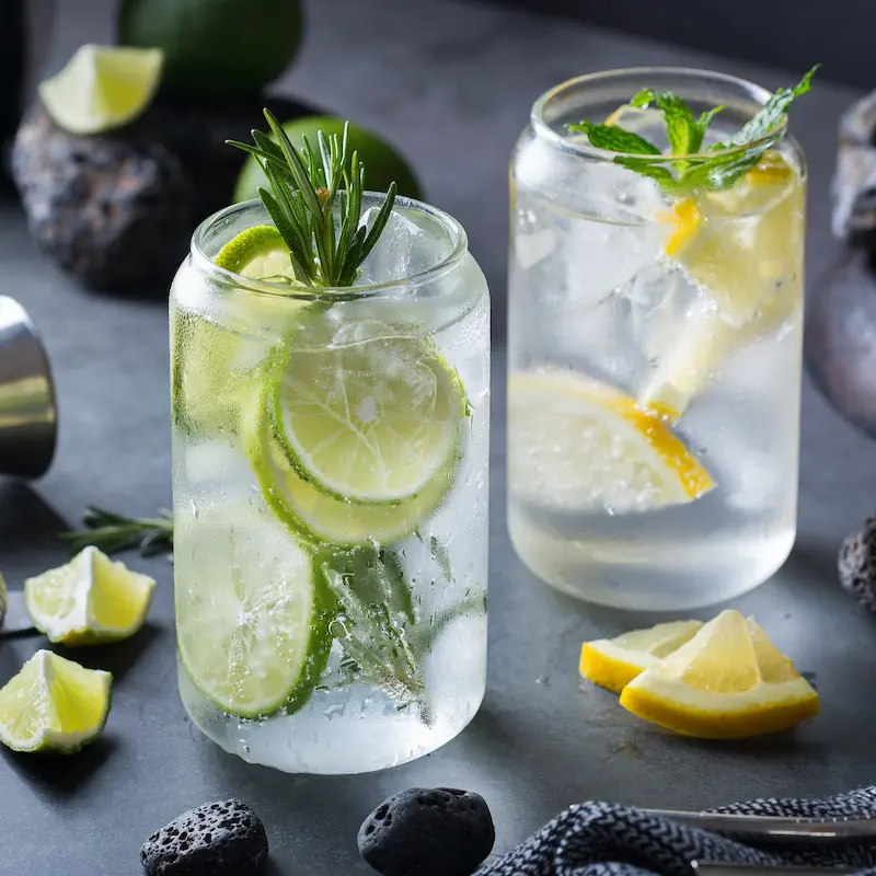 un hard seltzer aromatizzato servito in un bicchiere in America