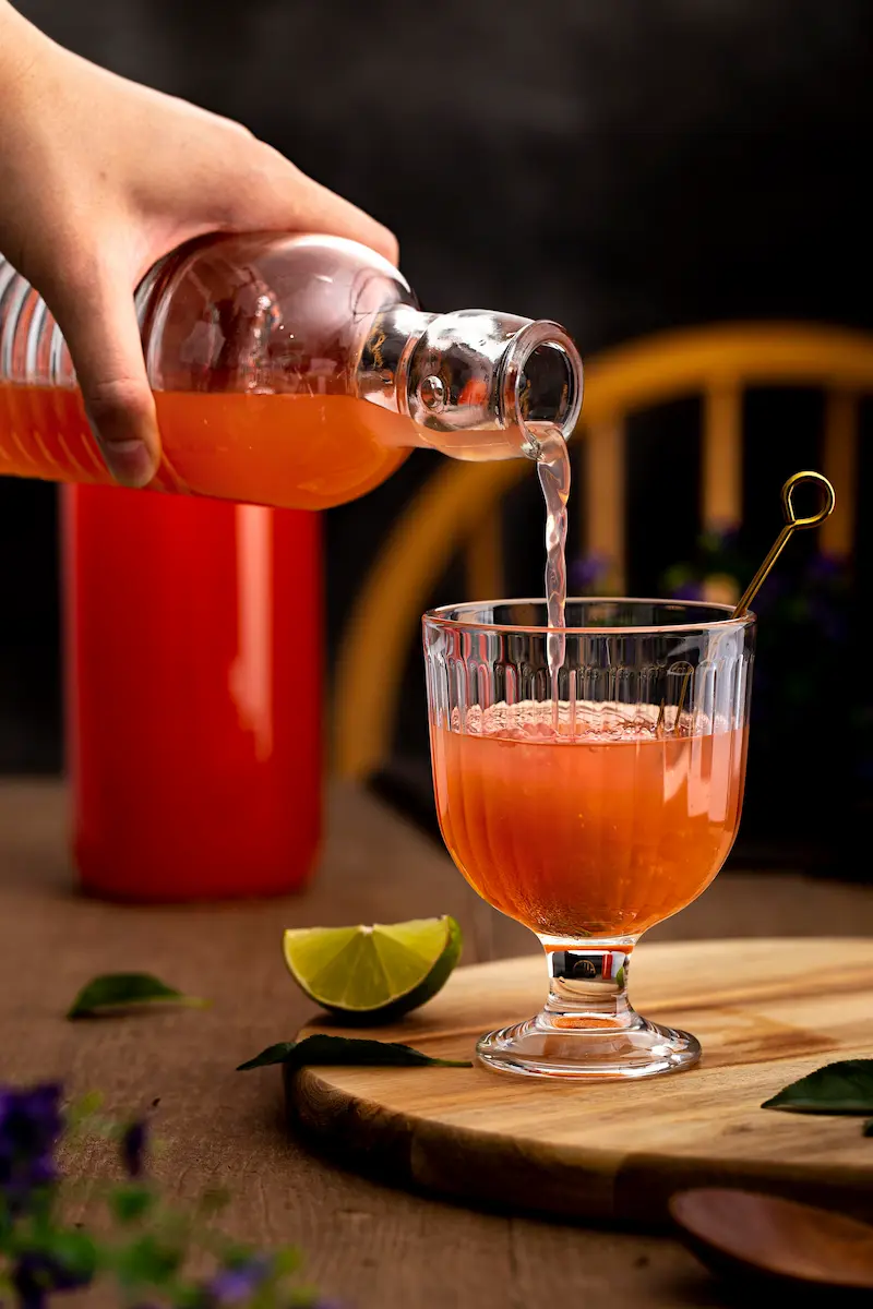 un cocktail pronto da bere viene versato ad un consumatore negli USA