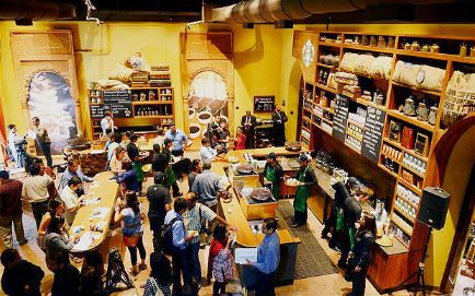 Starbucks e' soprattutto un punto di incontro Un tipico punto vendita Starbucks