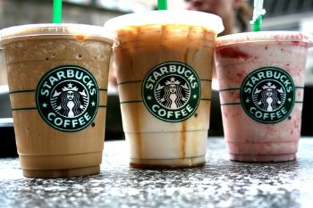 cambiano le abitudini di consumo di caffe' negli Stati Uniti Bicchieroni di caffe' Starbucks in un negozio in America